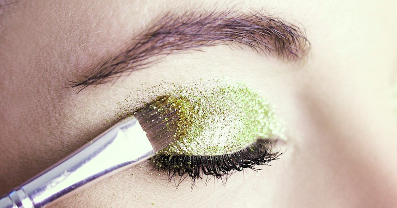 Glitter: il lato oscuro di una luccicante storia, le applicazioni in cosmetica, e il divieto dell’Unione Europea